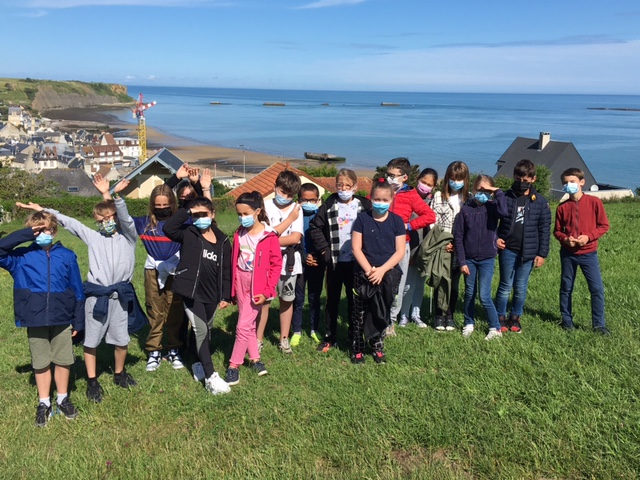 Sortie scolaire de fin d’année à Arromanches sous le le thème de la seconde guerre mondiale et sous un soleil radieux