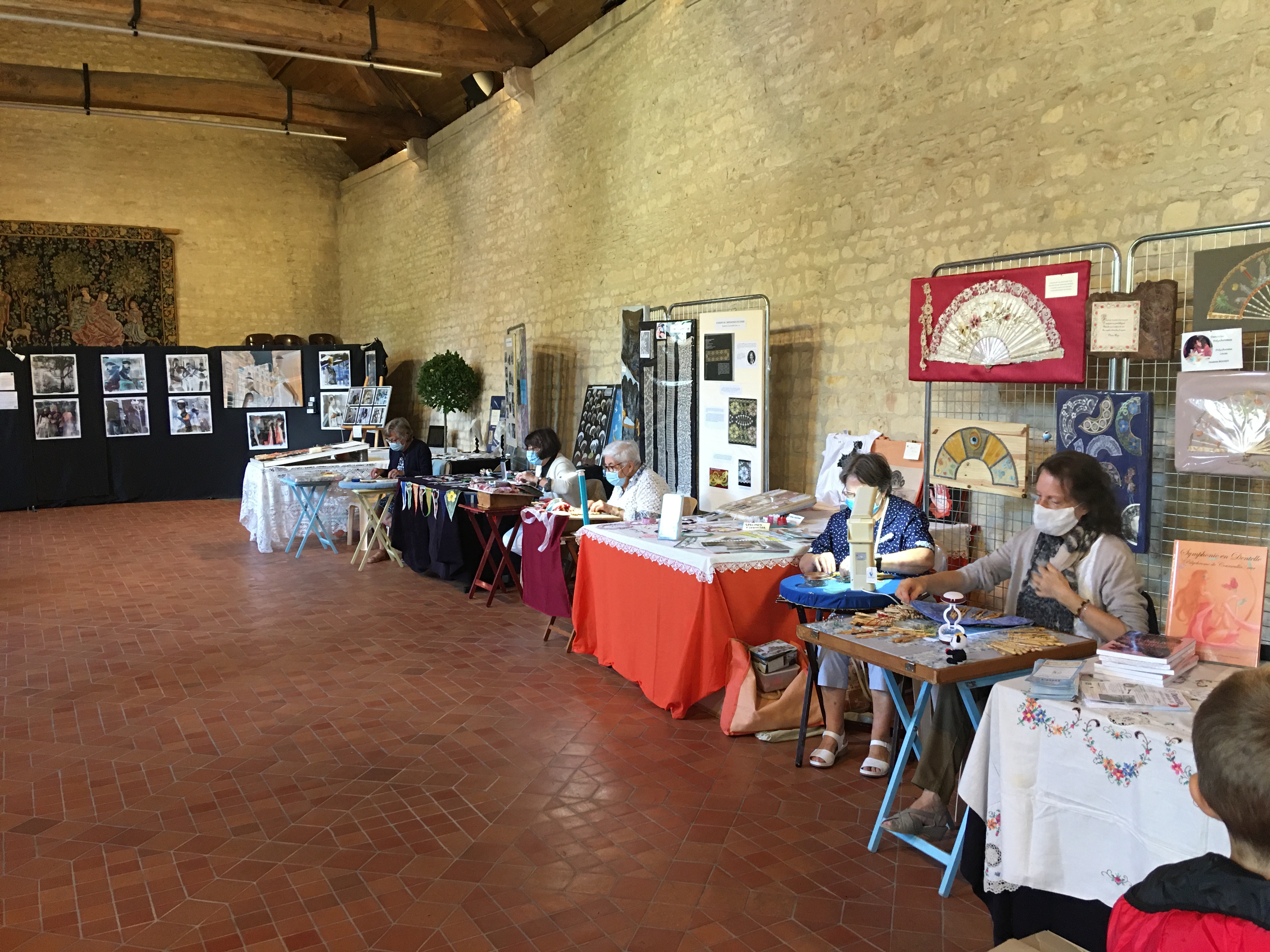 Exposition sur le dentelle à la grange aux dîmes