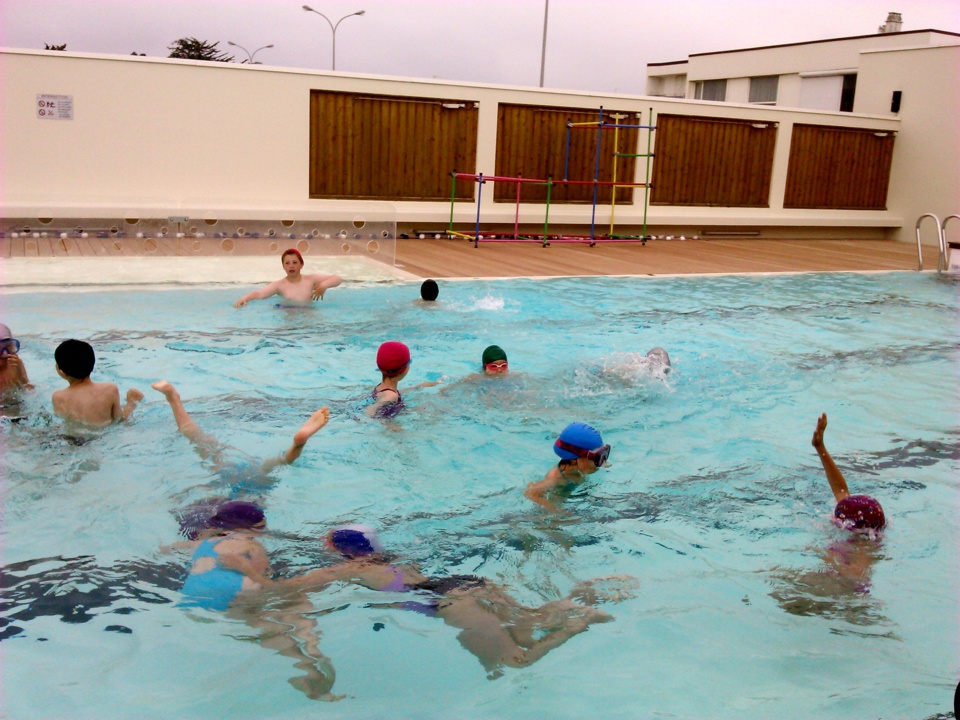 Les CE2 à la piscine