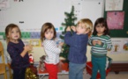 LA CLASSE DES PETITS MOYENS SE PREPARENT POUR NOEL