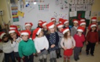 Les élèves de la classe des petits moyens vous souhaitent de JOYEUSES FETES DE FIN D'ANNEE :