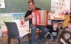 Un accordéoniste dans la classe