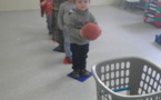 Mini-panier de basket.